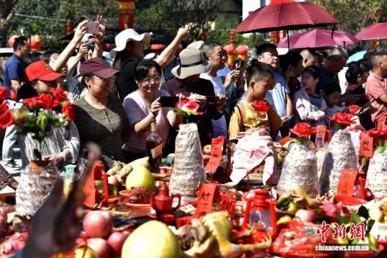 图为“作大福”民俗活动吸引民众前来参观拍摄。中新社记者 张斌 摄 图为“作大福”民俗活动吸引民众前来参观拍摄。中新社记者 张斌 摄