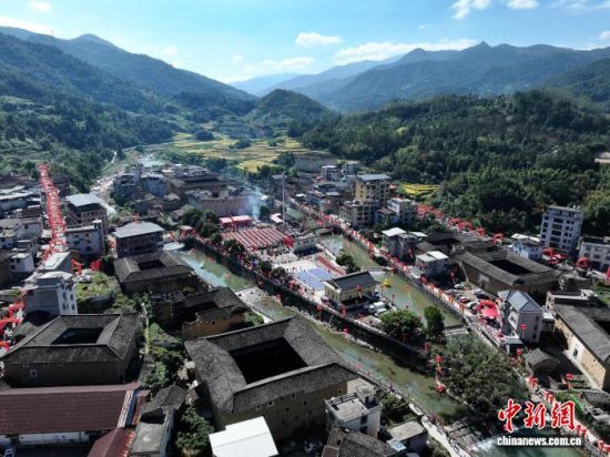 10月24日,福建龙岩永定区湖坑镇李姓三年一度的“作大福”民俗活动举行,吸引了许多民众和游客前来观看。中新社记者 张斌 摄 10月24日,福建龙岩永定区湖坑镇李姓三年一度的“作大福”民俗活动举行,吸引了许多民众和游客前来观看。中新社记者 张斌 摄