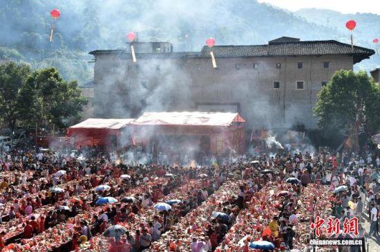 10月24日,福建龙岩永定区湖坑镇李姓三年一度的“作大福”民俗活动举行,吸引了许多民众和游客前来观看。中新社记者 张斌 摄 10月24日,福建龙岩永定区湖坑镇李姓三年一度的“作大福”民俗活动举行,吸引了许多民众和游客前来观看。中新社记者 张斌 摄