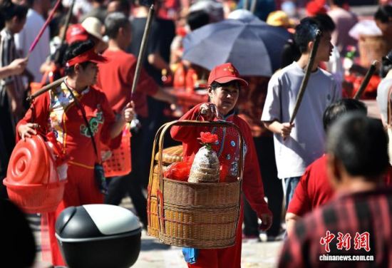 图为参加“作大福”民俗活动的村民。中新社记者 张斌 摄 图为参加“作大福”民俗活动的村民。中新社记者 张斌 摄