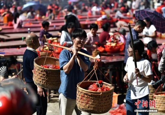 图为参加“作大福”民俗活动的村民。中新社记者 张斌 摄 图为参加“作大福”民俗活动的村民。中新社记者 张斌 摄
