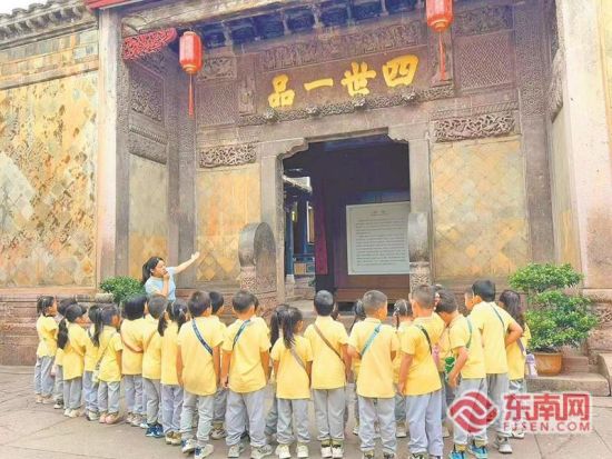 孩子们聆听千年古城故事。 孩子们聆听千年古城故事。