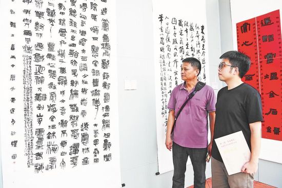 书法爱好者参观展览。 洪锦城 摄 书法爱好者参观展览。 洪锦城 摄