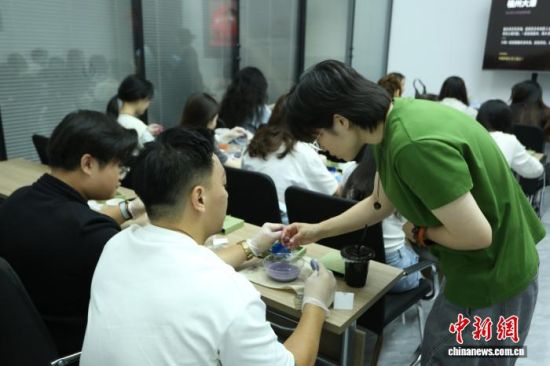 25日,“新媒传情·华裳漆韵”新媒体技能培训与非遗交流体验活动在福州举行。 (福州两岸合拍文化传媒有限公司供图) 25日,“新媒传情·华裳漆韵”新媒体技能培训与非遗交流体验活动在福州举行。 (福州两岸合拍文化传媒有限公司供图)