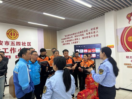 图为司法人员为骑手提供法律咨询服务。陈美玲 摄 图为司法人员为骑手提供法律咨询服务。陈美玲 摄