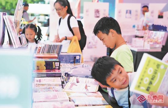 市民游客在鹭岛书市挑选图书。 市民游客在鹭岛书市挑选图书。