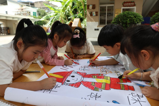 罗源县凤山幼儿园学生们正在绘制消防主题画作。 受访者供图 罗源县凤山幼儿园学生们正在绘制消防主题画作。 受访者供图