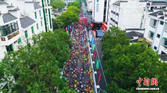 选手沿着古城街巷奔跑。泰宁县融媒体中心供图 选手沿着古城街巷奔跑。泰宁县融媒体中心供图