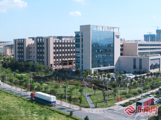 ���ż��ּ����ɷ����޹�˾��һ�������׼��׾��ı�ĤΪ���ģ��ƽ���Ѷ��۷�ˮ��������ҵ���֡����ܷ��߹�ͼ��