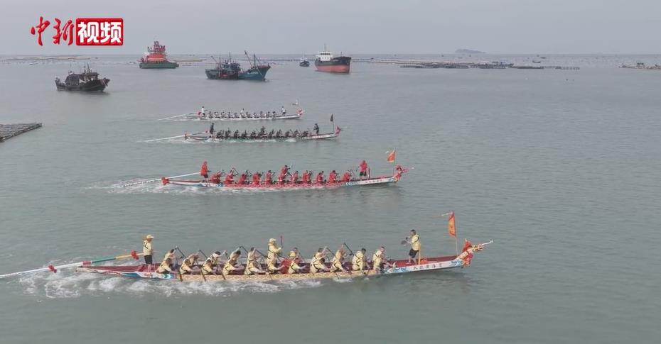 海上赛龙舟福建连江精彩上演 演绎海面“速度与激情”