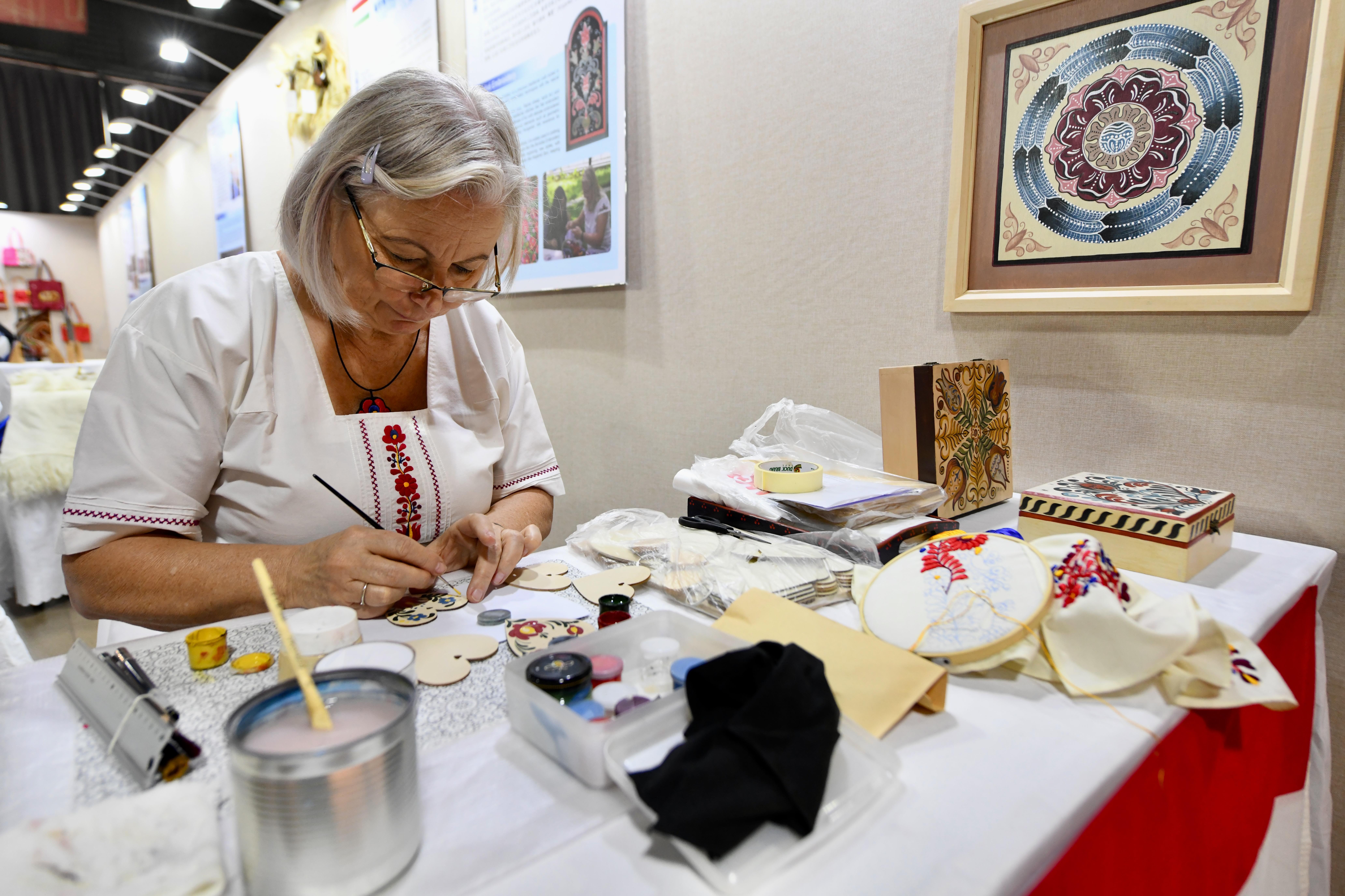 ����˿��֮·�������Ļ��Ų�չ��Ȫ�ݾ���