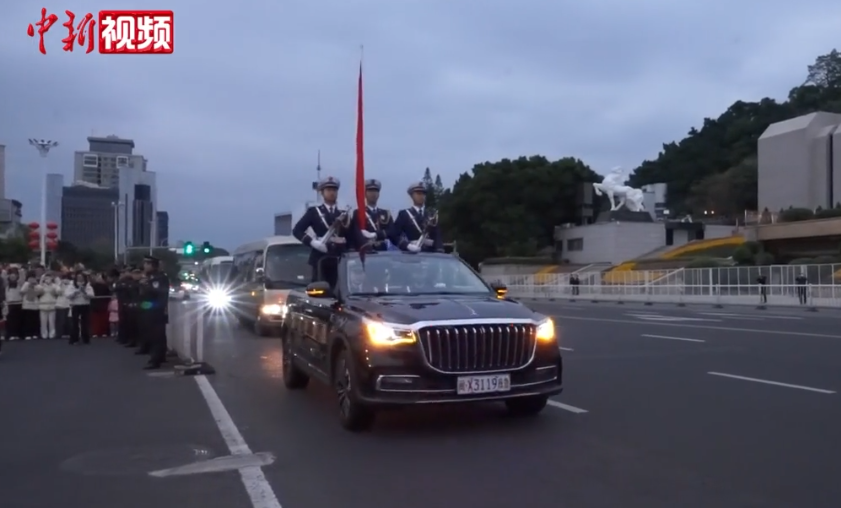 ���ݾ���Ԫ��������ʽ 