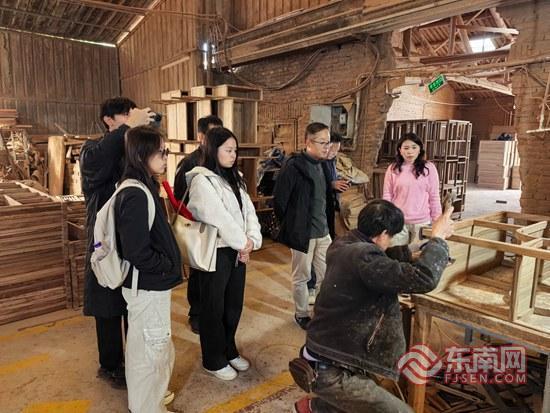 ���ȴ�ѧʦ���ŶӸ����ﺭ�����Ŵ���н���