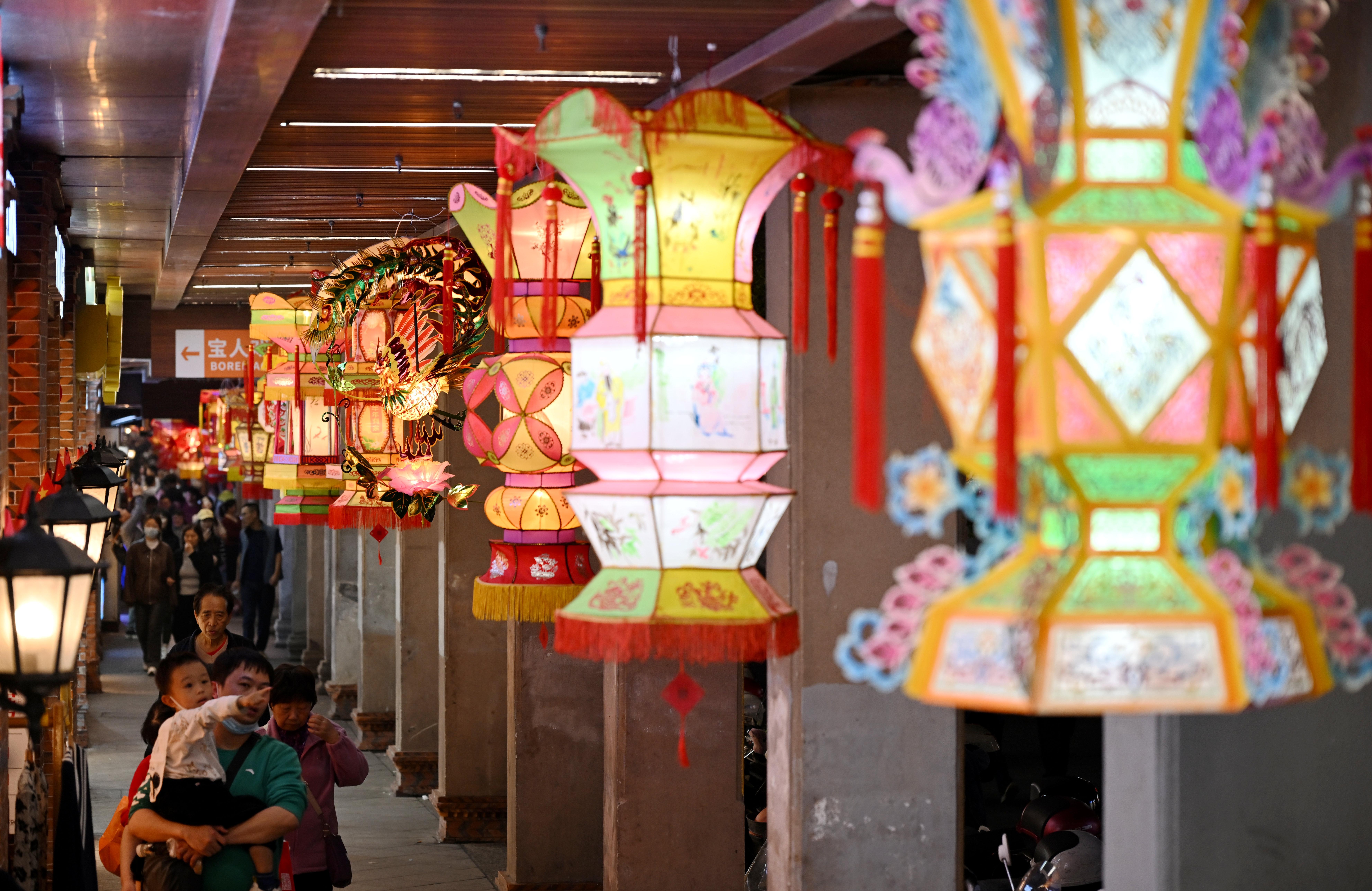 ����Ȫ�ݣ�ǧ��ӳ�ų�