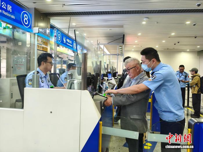����һ�����ڸ����ڰ���13.3���˴γ��뾳