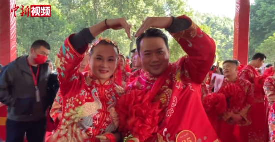 福建福州：百对新人举行中式集体婚礼演绎浪漫