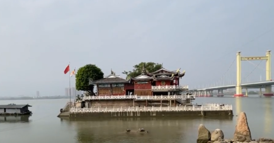 探访福州唯一水上寺庙 船夫拽着麻绳过江