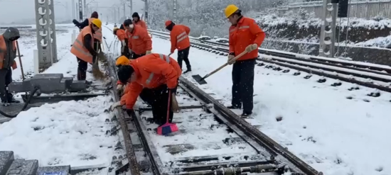 福建多地遇雨雪冷冻天气 铁路职工全力保畅通