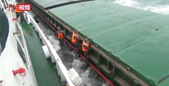 福州海警追击非法采砂船 查扣海砂3000余吨