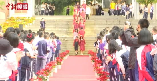福建师大附中举办班主任节 老师走上红地毯接受表彰