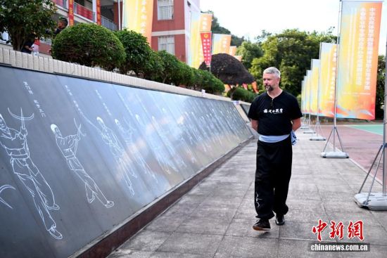 ͼΪ1124գְҵרѧУУι۱ڻϵİ׺ȭʽ  