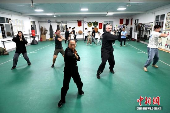 ͼΪ1123գμ2025׺ȭзչῪĻʽݵĵ(Ҷ)ȣо׺ȭл  