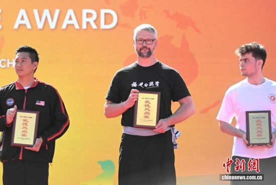 ͼΪ1124գ()2025׺ȭзչῪĻʽȡ·н  