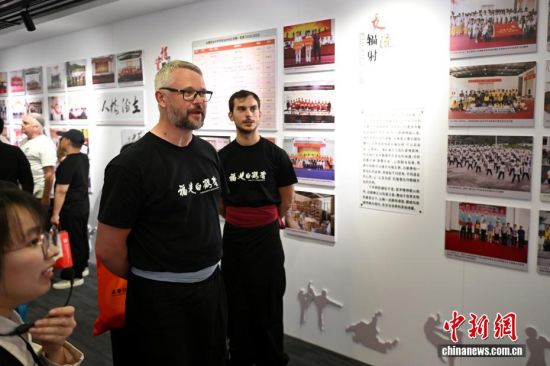 ͼΪ1124գ(Ҷ)ְҵרѧУУιѧУѧɹչ  