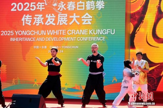 ͼΪ1124գ()2025׺ȭзչῪĻʽϣΪȭʦչ׺ȭ  