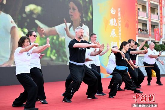 ͼΪ1124գ()μְҵרѧУУѧɹչʾ̨ݡ֤׺ȭ磬ҽҪġ˵ϣҿΪѾһ׷󡣡   ע