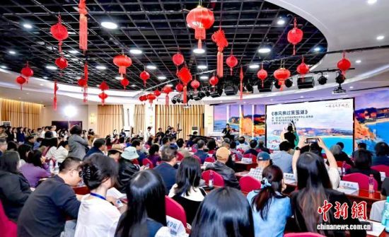 ͼΪ��Ļʽ�ֳ���(���췽 ��ͼ)