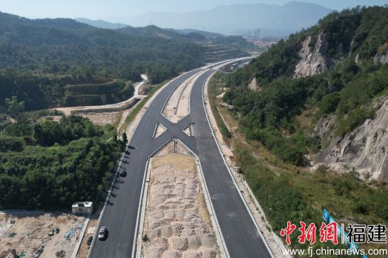 ��������������·��εײ�����̯��ʩ������ɡ�