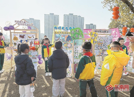 С־Ը����ͼ��չ��ǰ�������ѧУ������У԰�����е���ɫ�Ķ��ɹ���