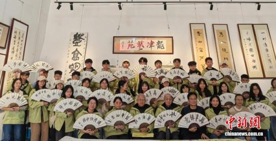 ͼΪ�������ǻ���������չʾ�Լ�����������д�ĺ��֡���������ͼ