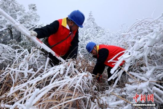 ͼΪ���������ع��繫˾��ά��Ա��10ǧ���ƹ�����Ѳ�������߸������������Ѧ�Ƽ ��