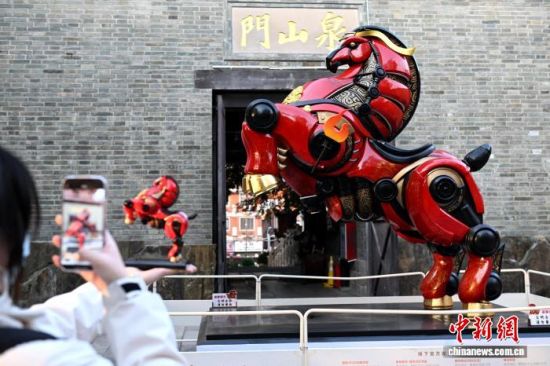 1��24�գ�����Ȫ��������ФIPװ�á�����ͬ������ȫ�����ࡣͼΪλ��Ȫɽ�Ź㳡�ġ��������͡������������� ���� ��