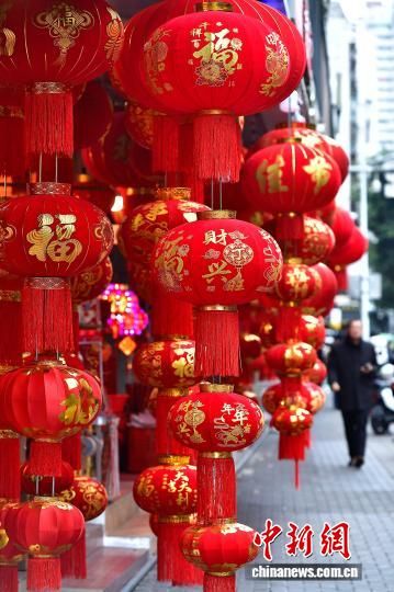 1��25�գ����괺���ٽ������ݽ�ͷ���̵��´���Ʒ�������£���������ǰ���ɹ������յķ�ΧԽ��ԽŨ����������� �ű� ��