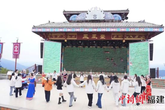 ʵ����Ա�뵱�ش�������Բ��