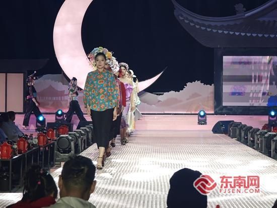 Ȫ���y��Ů���ݰ�Ů���γ�Ϊ�㳡�ϵ�һ�����㡣��������ϰ���� ��־�� ��