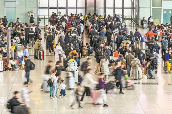 10�գ������ڼ�ĸ��ݻ�վ���ÿͲ��ĴҴҸϳ��г������첩 ��