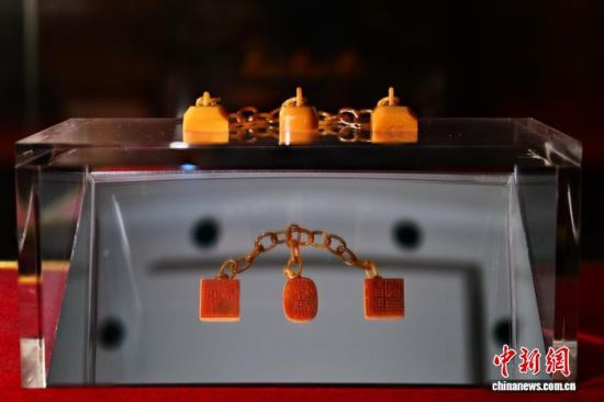 2��10�գ���������¡�Ǭ¡�ʵ۵ı�����չ�����Ź�����ʹ�����ݿ�Ļ��ͼΪ�����ʯǬ¡������ӡ������(������ʹ������ ��ͼ)