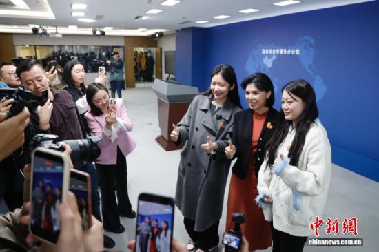 2��11�գ�����Ժ̨������칫���ڱ��������������ŷ����ᣬ������������ͽ��������ȵ�����ش�������ʡ�ͼΪ�����������̨����̨֪ʶ�ʴ���������������Ρ������������ ������ ��