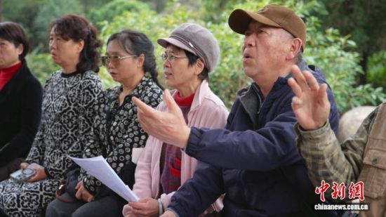 ������־ͬ���ϵĻ����һ�𳪸衣��̩����ý�����Ĺ�ͼ