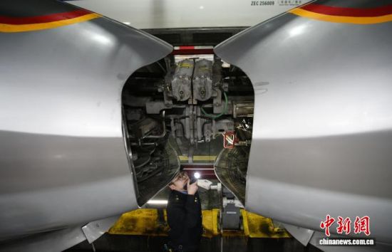 ���Ŵ��ڼ����ٽ�����������������Ϊ����޶������ÿͳ�����Ҫ���й���·�ϲ��ּ������޹�˾���ݶ����λ����Ż��������ã�������֯ģʽ���ڴ�������߷��ڼ�ʵ�С��㱸�á�����ģʽ��ͼΪ2��13���賿�������϶����������޿��ڣ���еʦ���ڶԸ��˺Ŷ�������м��ޡ������� ��