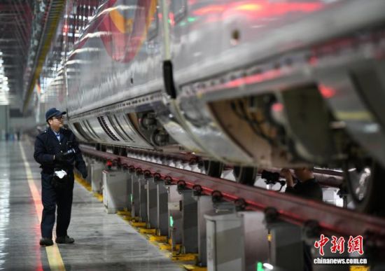 �ݽ��ܣ����ݶ���������196��214��׼�飬���˿����߷�ʱ��ȫ��Ͷ���ؿ����У�ʵ������������á���Դ��˿����������������鿪�н�·����ʵ����������ݶ����ξ�׼ƥ�䳵���뿪�г��飬ȷ�����ξ�׼���룬���������ÿͳ������顣ͬʱ���ö������������м���ģʽ����׼�˶Ը�����������ڡ����㴺�˿�����̣�������ɸ��������ҵ��ȫ�����δ����ó����ϻ�����ͼΪ2��12����ҹ�������϶����������޿��ڣ���еʦ���ڶԸ��˺Ŷ�������м��ޡ������� ��