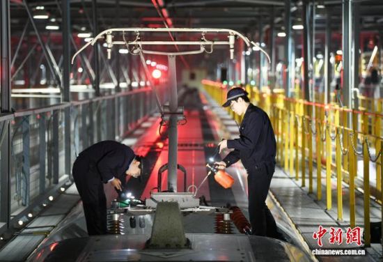 ͼΪ2��12����ҹ�������϶����������޿��ڣ���еʦ���ڶԸ��˺Ŷ�������м��ޡ������� ��