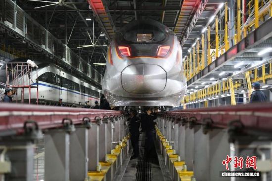 ͼΪ2��12����ҹ�������϶����������޿��ڣ���еʦ���ڶԸ��˺Ŷ�������м��ޡ������� ��