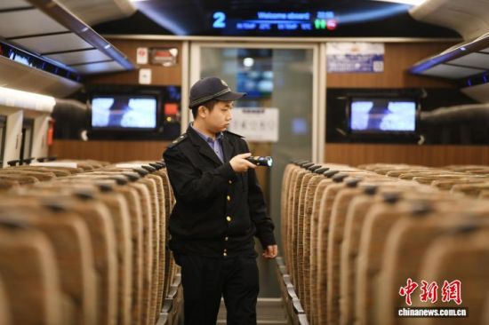 ͼΪ2��12����ҹ�������϶����������޿��ڣ���еʦ���ڶԸ��˺Ŷ�������м��ޡ������� ��