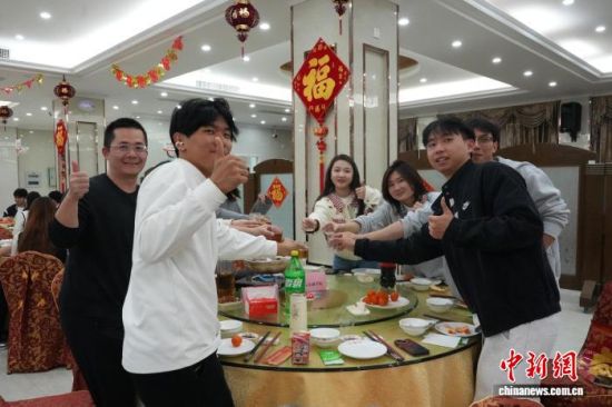 2��15�գ����ȴ�ѧ��������ʦ��2026ӭ�´����硣ͼΪ���ѧ�����ػ�(����)��ͬѧ�ǹ�������ҹ������������ ��