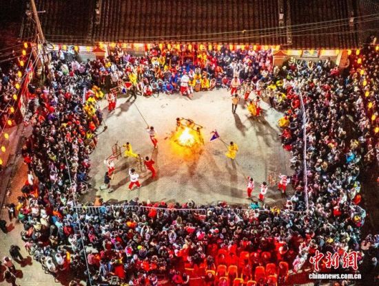 2��21����������ʡ��������������ھ��а��ؽ�������Ԫ������������ؽ�������Ԫ��������������500������ʷ������ź����м��������Ƕ�������������Ρ�ͼΪ���и�����ڰ��ؽ�������Ԫ���ֳ���(���˻���Ƭ)�����緢 ��� �� 